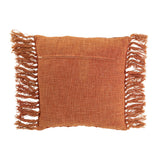 Vue rapprochée du coussin J-Line en viscose et coton, mettant en avant sa texture brillante.