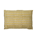 Détail du coussin Portinaxt moutarde sur un canapé moderne