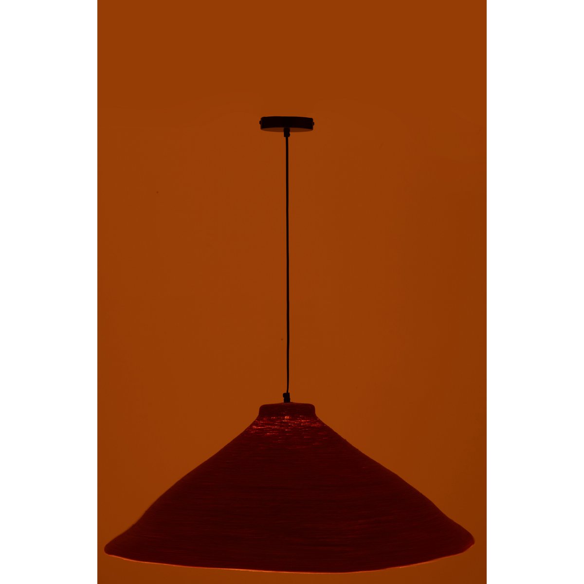Détail du design en rotin de la lampe suspendue J-Line