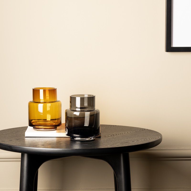 Vase TYLER07GR sur une table, mettant en valeur son élégance