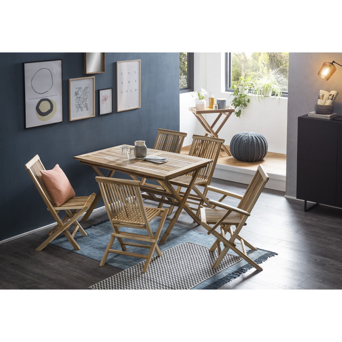 Table en teck du salon de jardin avec détails de finition