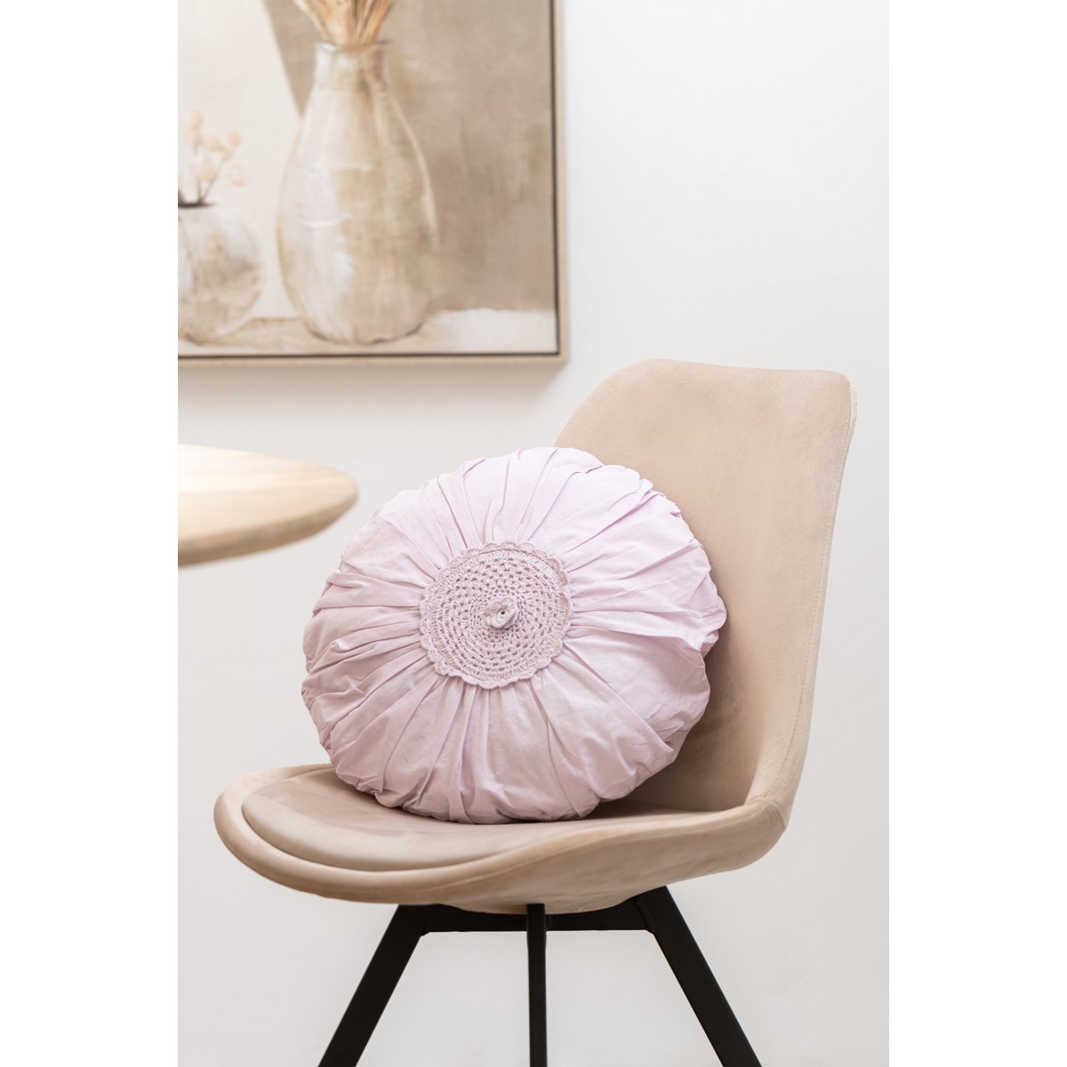 Détail du motif en dentelle du coussin Round Lace violet
