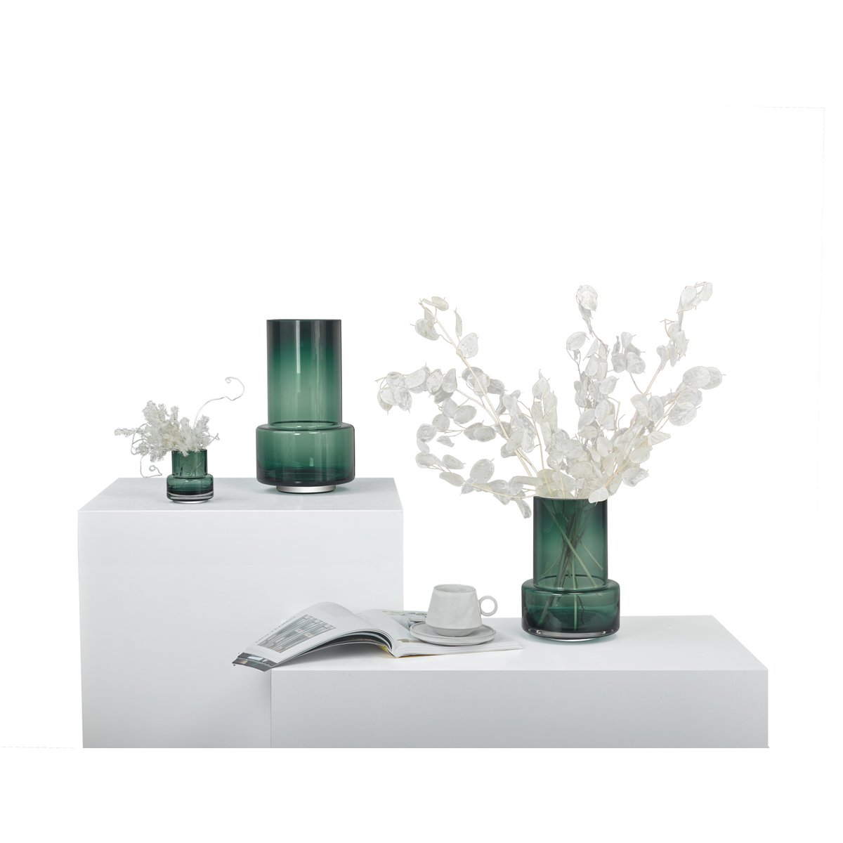 Détail du vase en verre épais de style Art Déco, couleur vert foncé