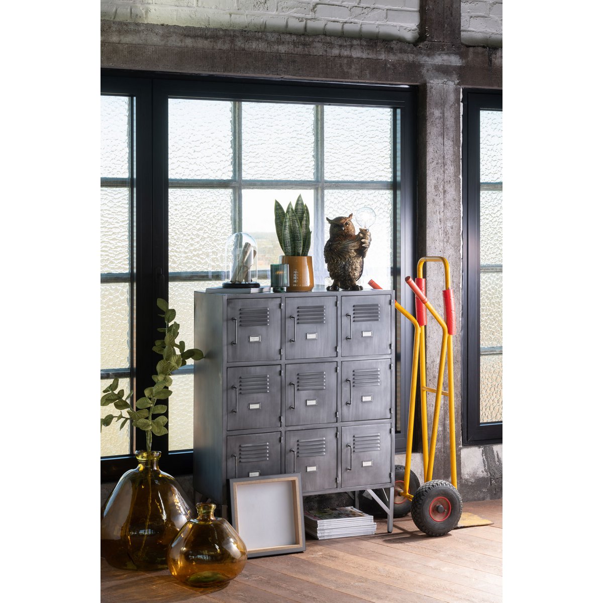 Cabinet J-Line 9 portes avec accessoires décoratifs