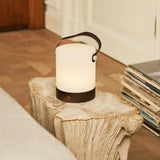 Lampe de table rechargeable en bois marron foncé Avery