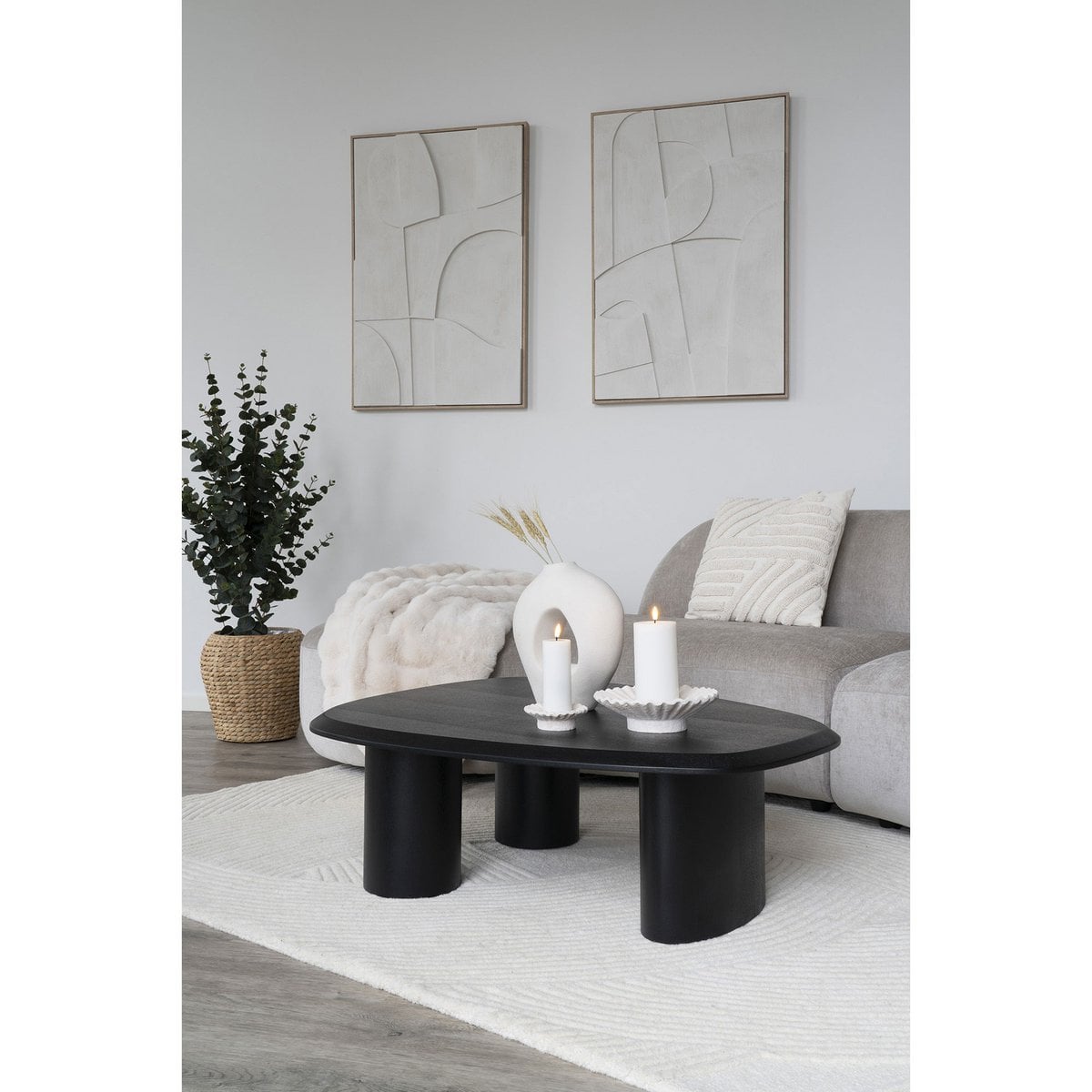 Détail du bougeoir en céramique blanche avec bougie allumée