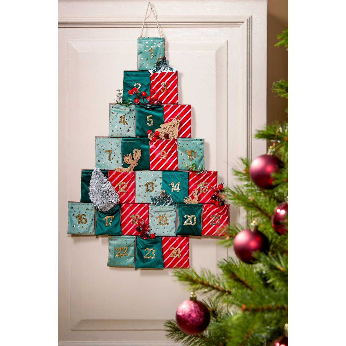 Calendrier de l'Avent en feutre sur fond de décor de Noël