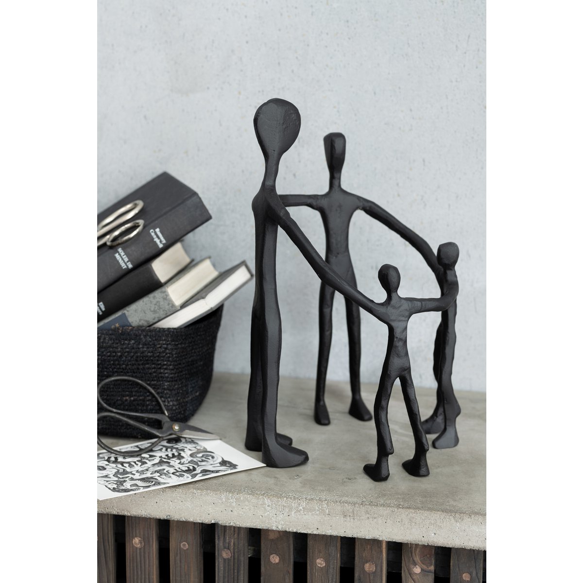 Sculpture Cercle Famille en aluminium noir, vue de face