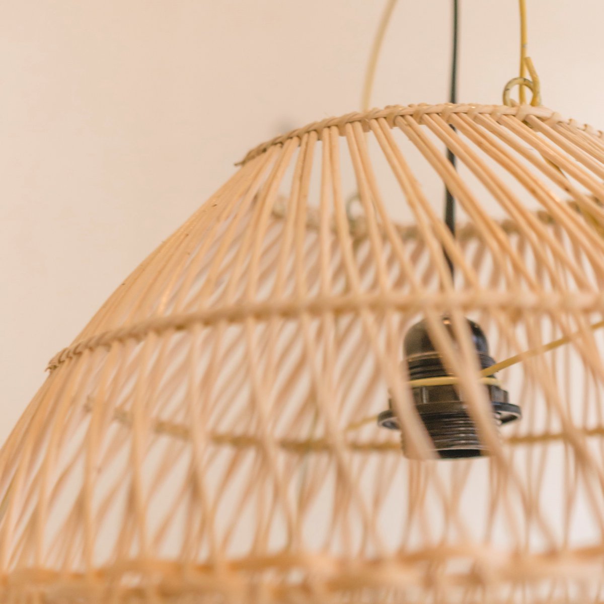 Lampe en rotin Seminyak dans un intérieur bohème élégant