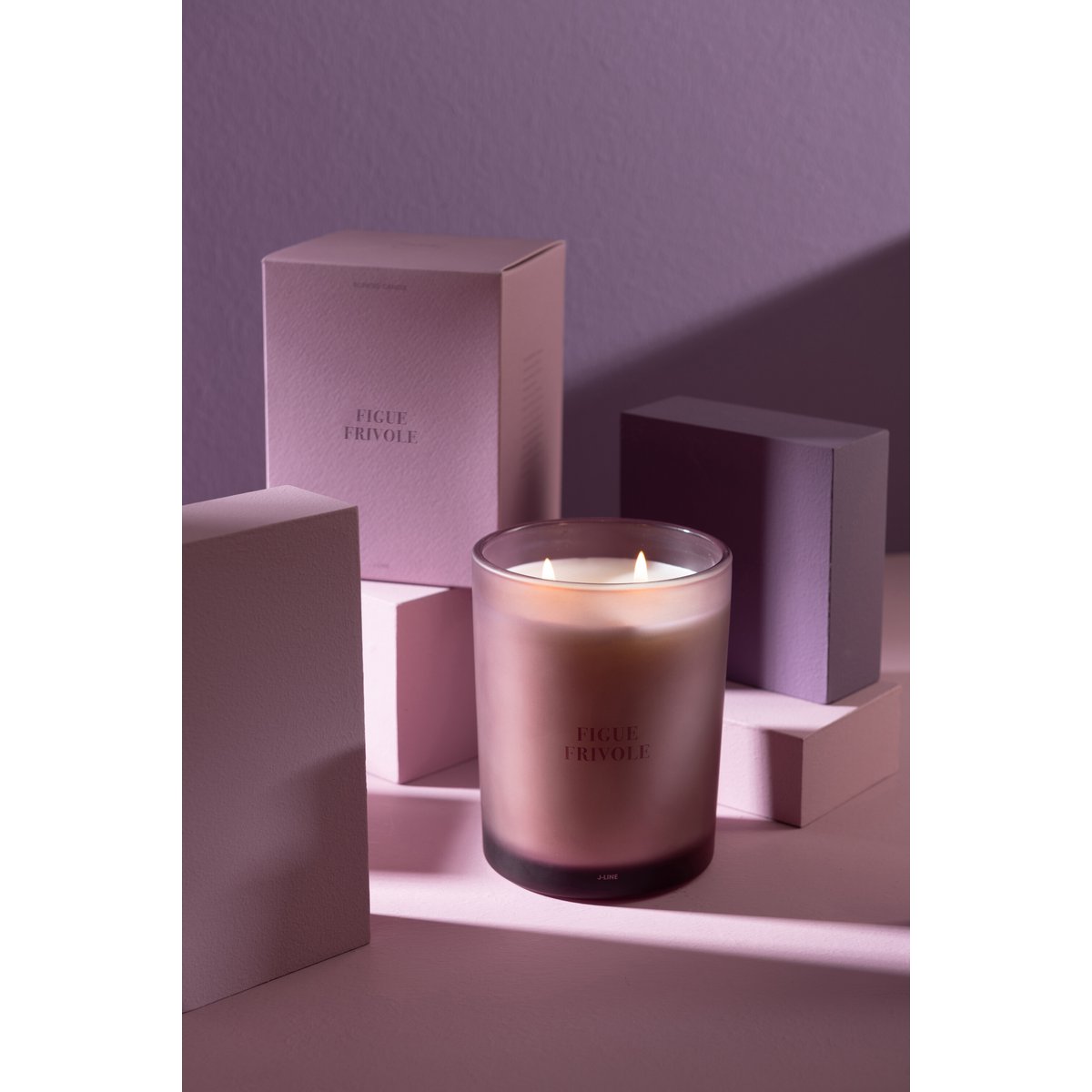 Bougie J-Line Figue Frivole sur une table moderne