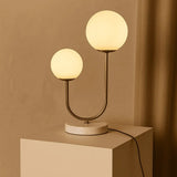 Lampe à poser en marbre blanc et métal doré