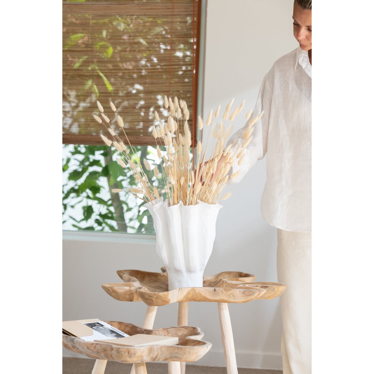 Vase Calyx J-Line sur une table moderne, ambiance décorative
