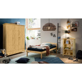 Bibliothèque en pin massif avec objets de décoration