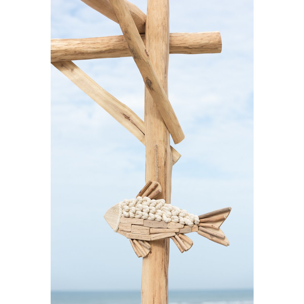Détail du cintre J-Line en bois, finition élégante
