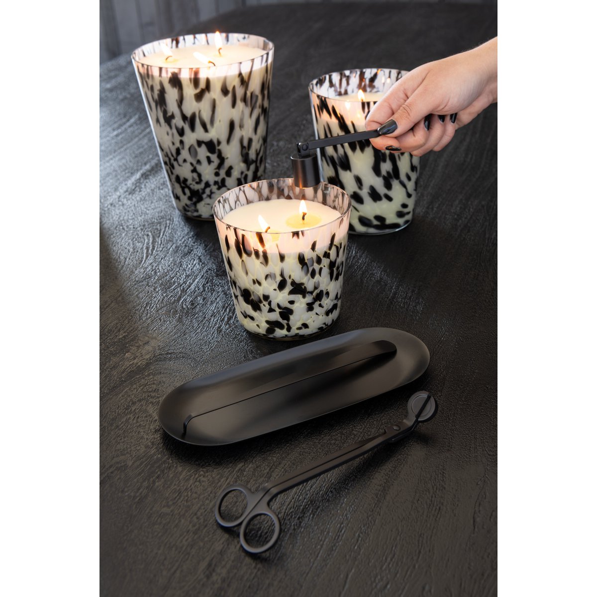 Détails de l'éteignoir à bougie J-Line en métal noir, design contemporain