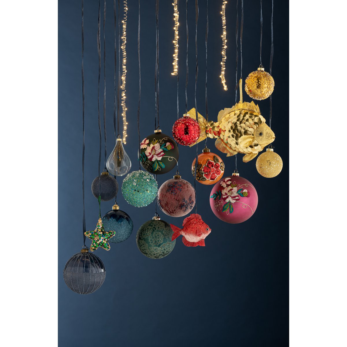 Boules de Noël en verre azur J-Line, vue de face avec détails de motifs.