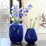 Vase en verre bleu vif