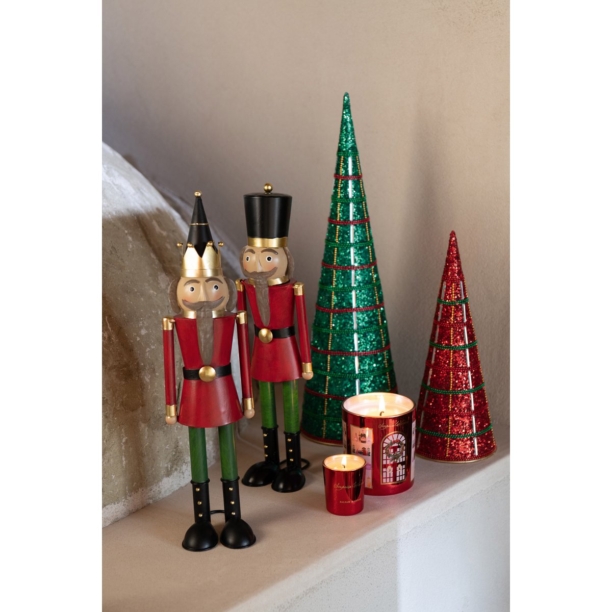 Cônes de Noël J-Line sur une table décorée