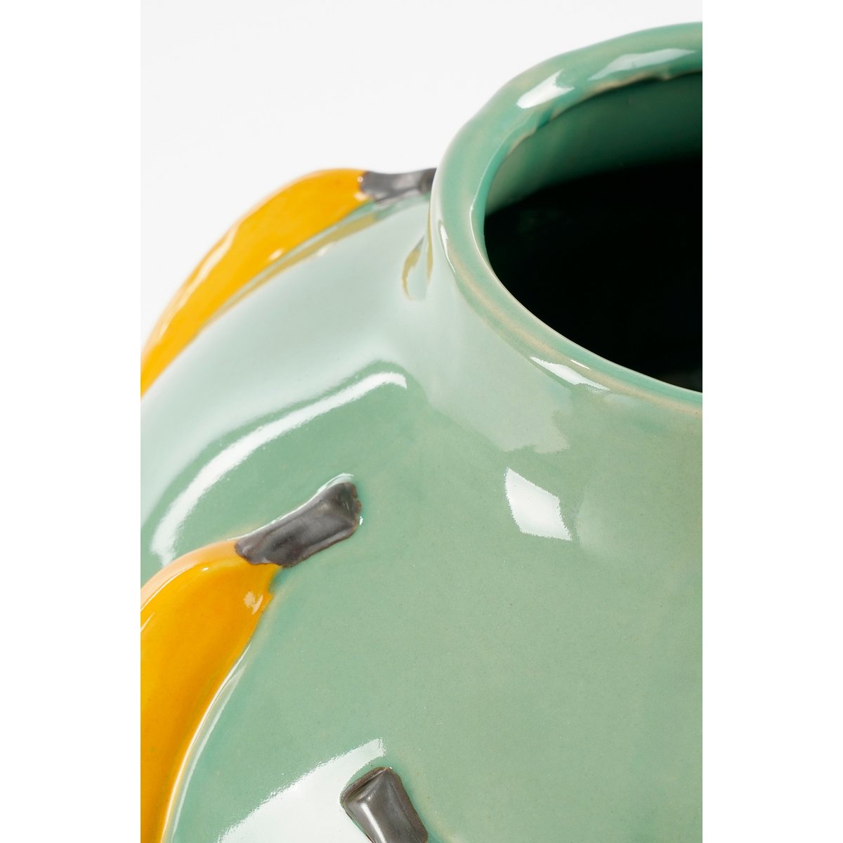 Vase Moza en situation, apportant une touche joyeuse à un intérieur moderne