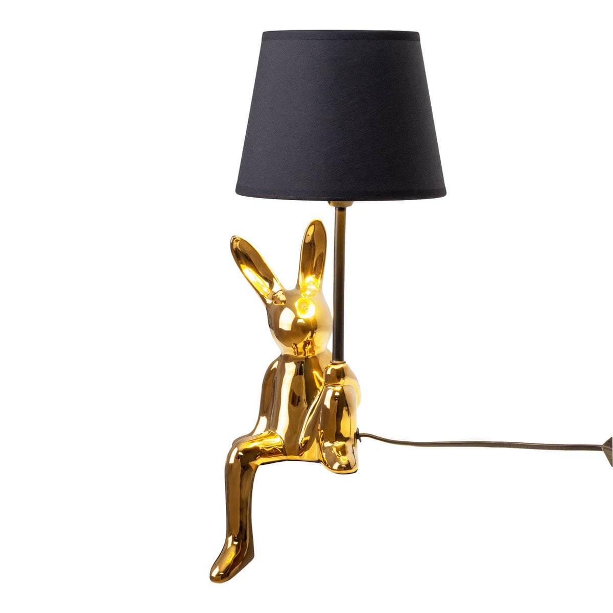 Lampe de table Helge éclairée dans une ambiance chaleureuse
