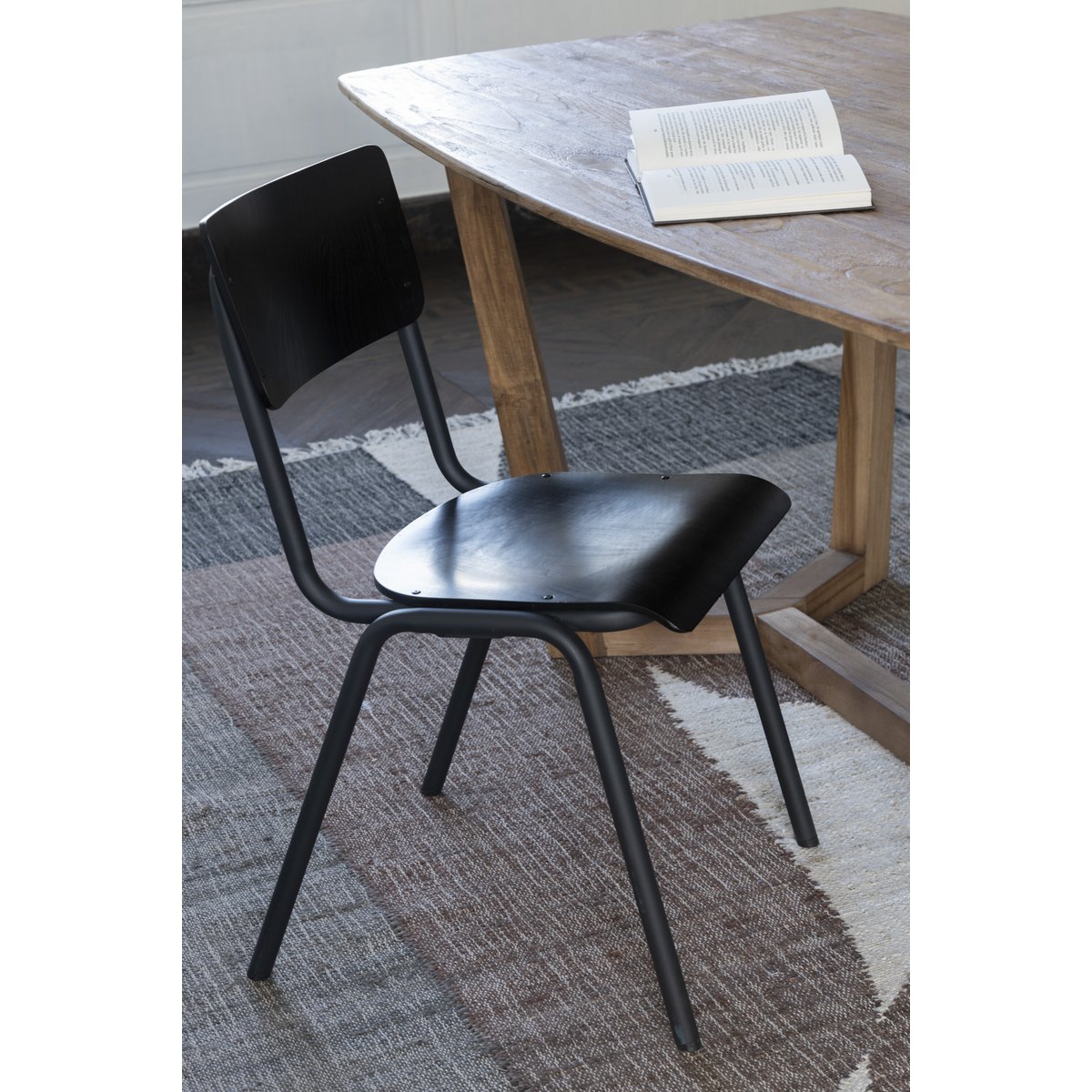 Chaise J-Line, détail des pieds en métal noir