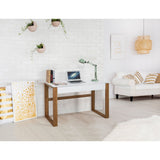 Ambiance nordique avec bureau blanc et éléments de décoration