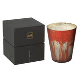 Bougie parfumée J-Line Noa Bos entourée de décorations