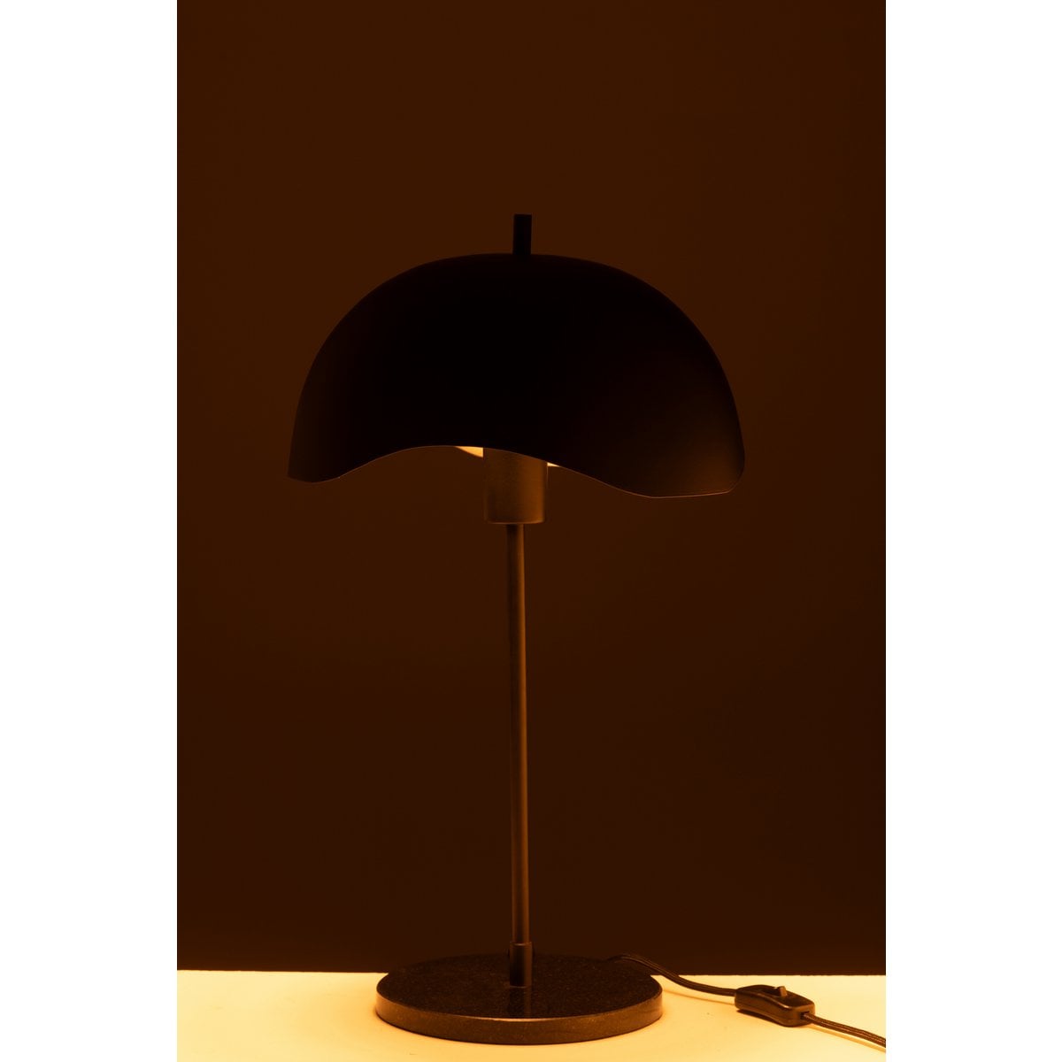 Lampe de table J-Line sur une table, ambiance intérieure