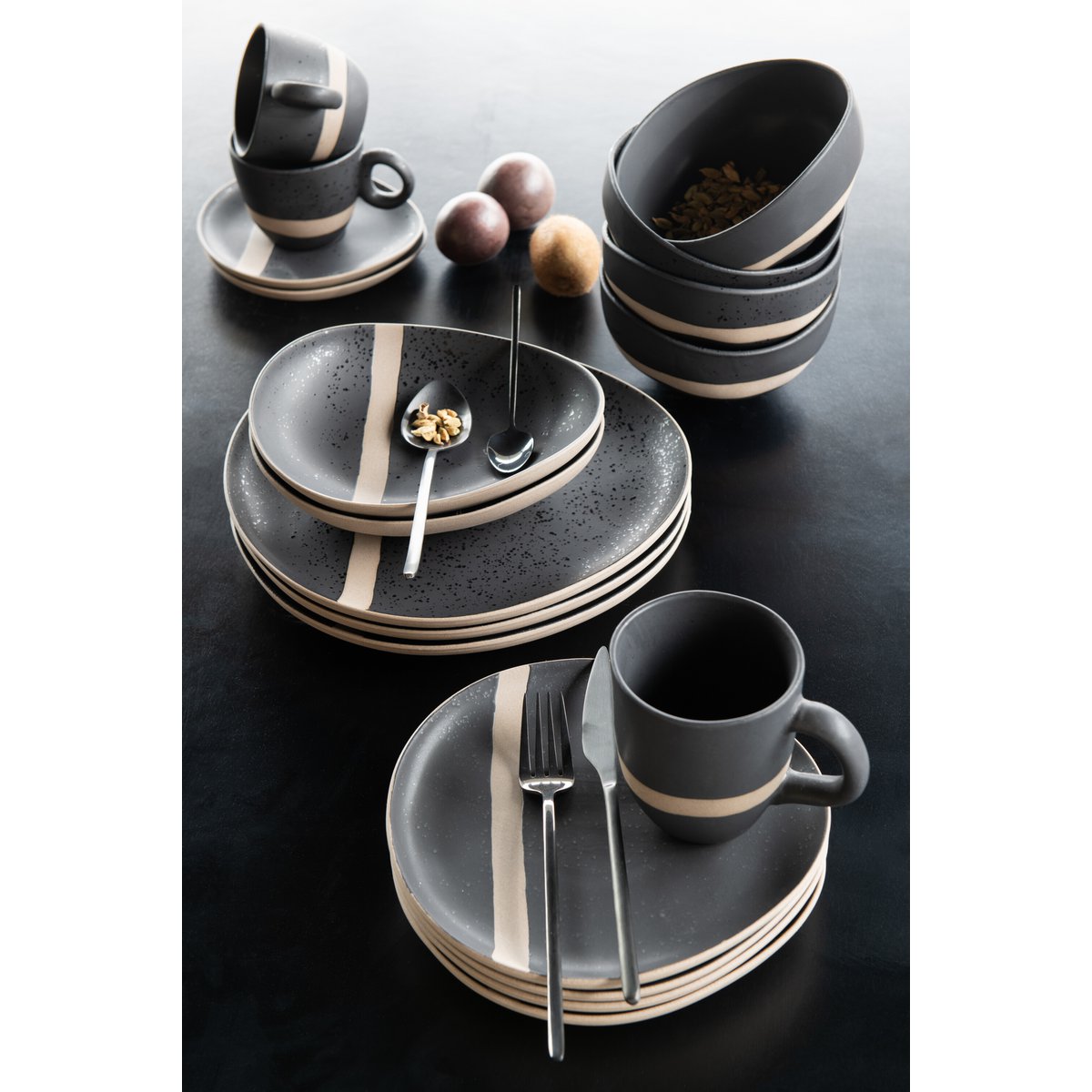 Mug J-Line en céramique taupe et noir, vue de côté