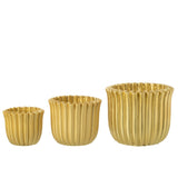 Pot de fleur J-Line Ribbed dans un jardin, ambiance chic