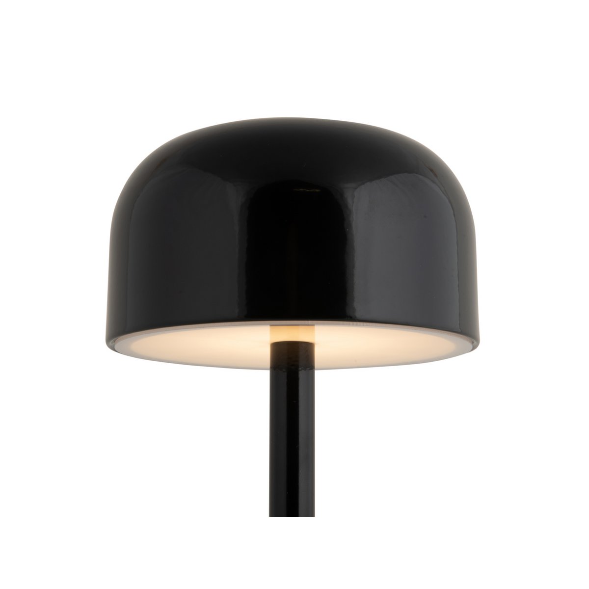 Lampe de table James allumée, créant une ambiance chaleureuse dans un intérieur contemporain.