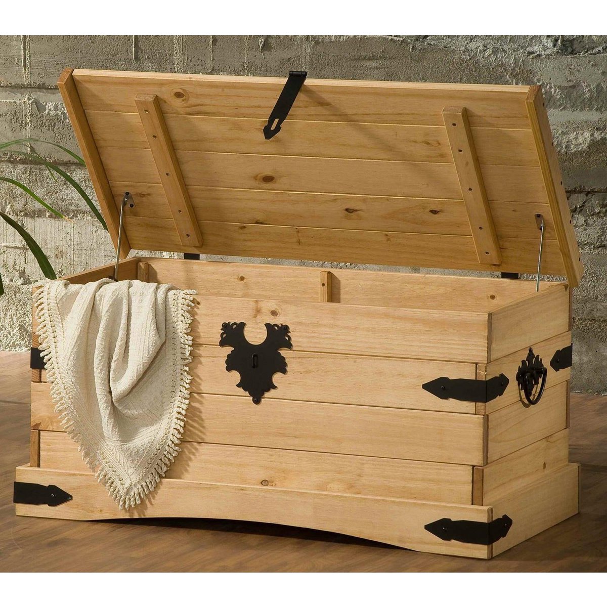 Détail des ferrures noires du coffre de rangement Vérité