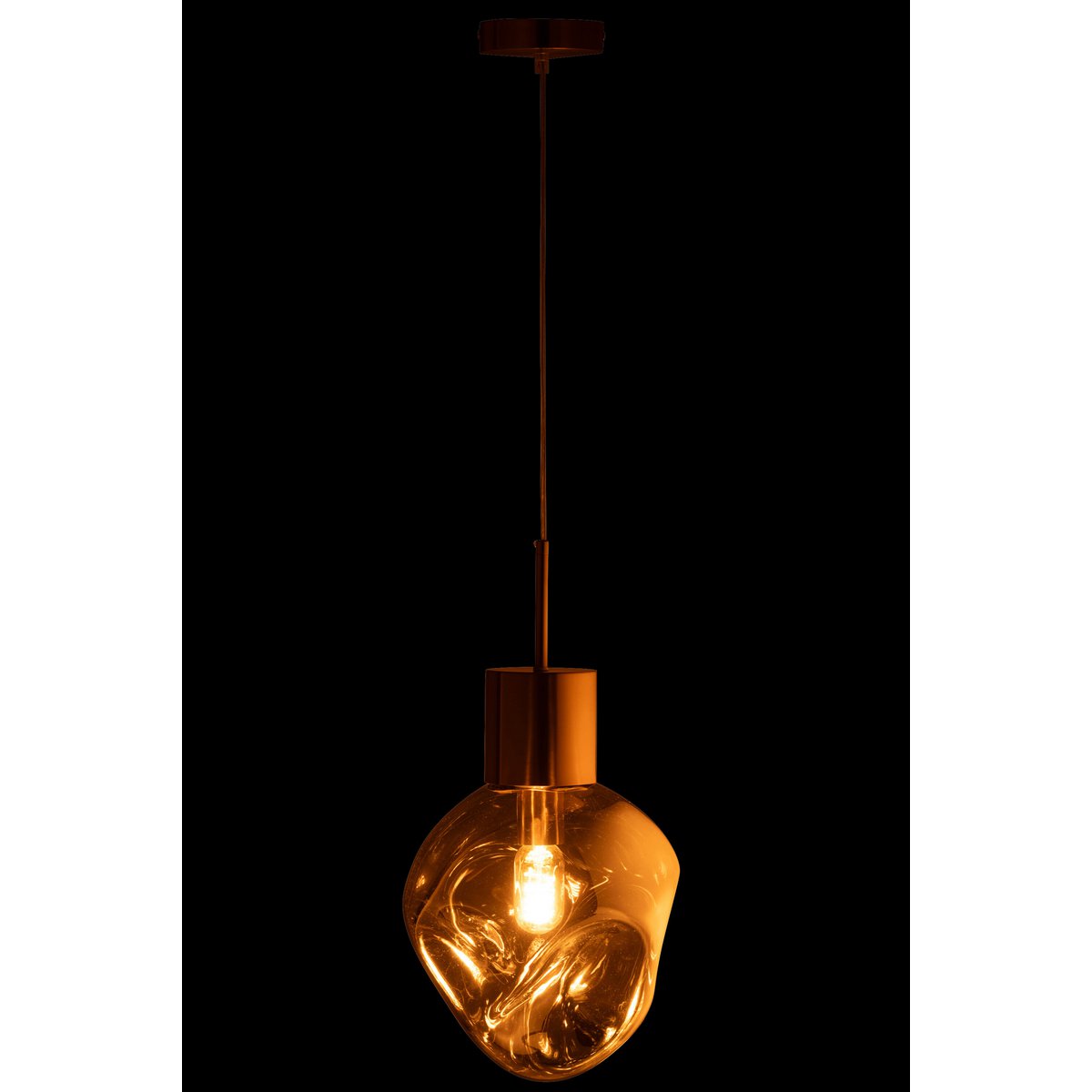 Lampe J-Line suspendue, mise en scène dans un salon moderne