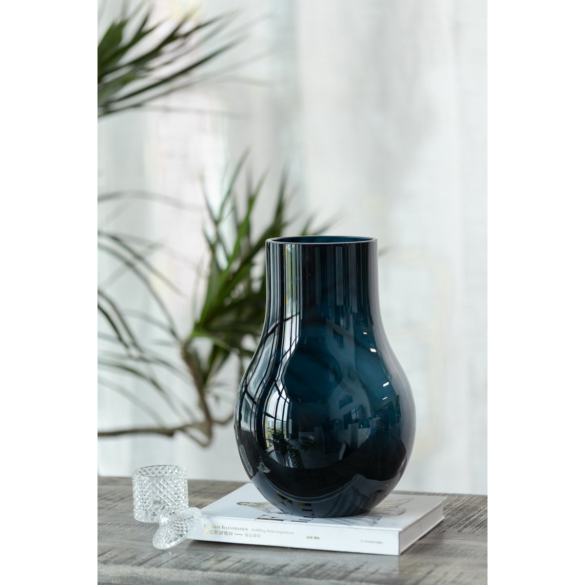 Vase DAVOS10 en verre bleu profond, élégant et moderne
