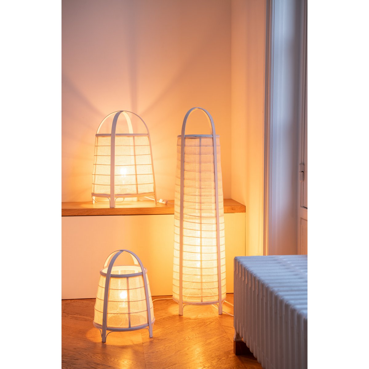 Lampe J-Line Rya sur une table de salon