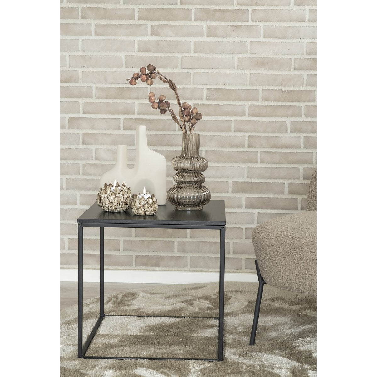 Vase en céramique sable placé dans un intérieur moderne
