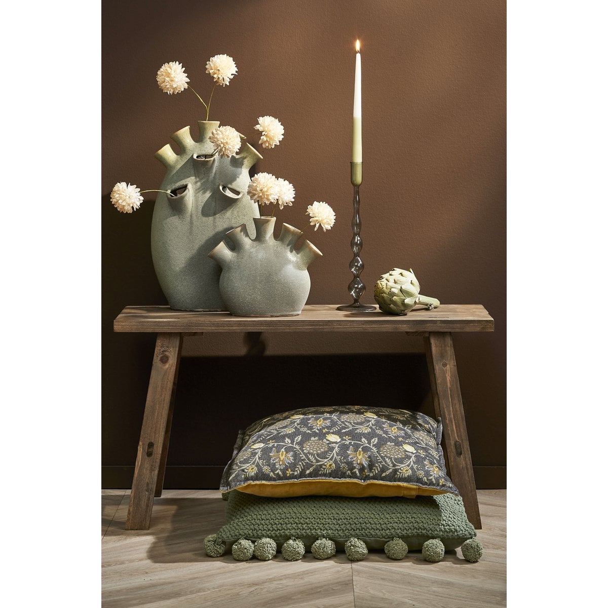 Banc Bold Marron avec des plantes décoratives pour un style de vie chic