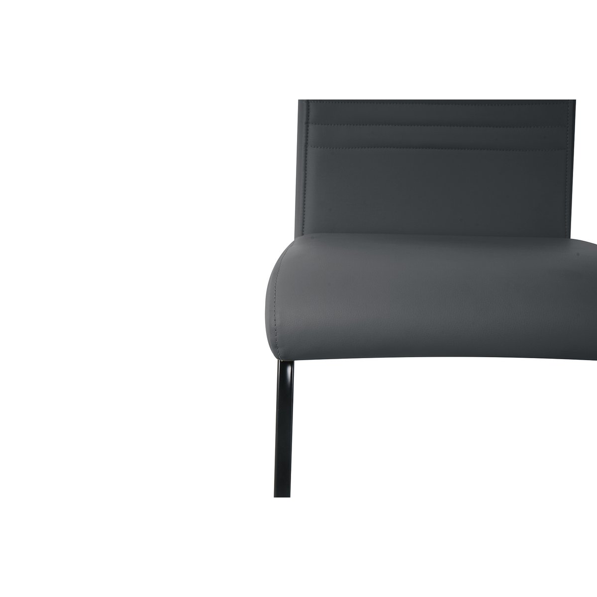 Ensemble de deux chaises cantilever dans un salon moderne