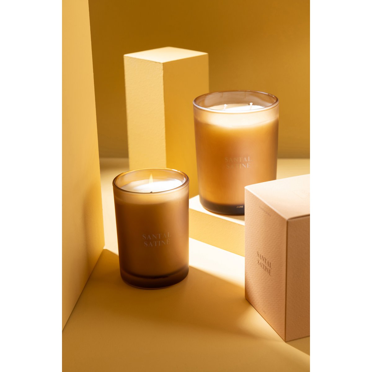 Bougie allumée J-Line Santal Satiné créant une ambiance chaleureuse