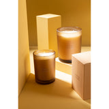 Bougie allumée J-Line Santal Satiné créant une ambiance chaleureuse