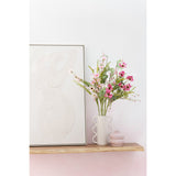 Bouquet J-Line entouré d'autres éléments de décoration