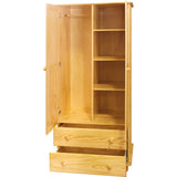 Armoire en bois de pin dans une chambre moderne