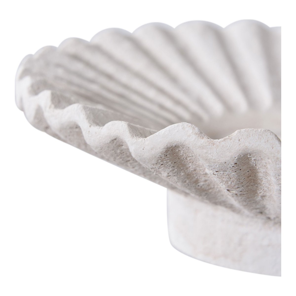 Bougeoirs en céramique blanche dans un salon moderne