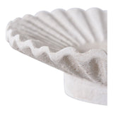 Bougeoirs en céramique blanche dans un salon moderne