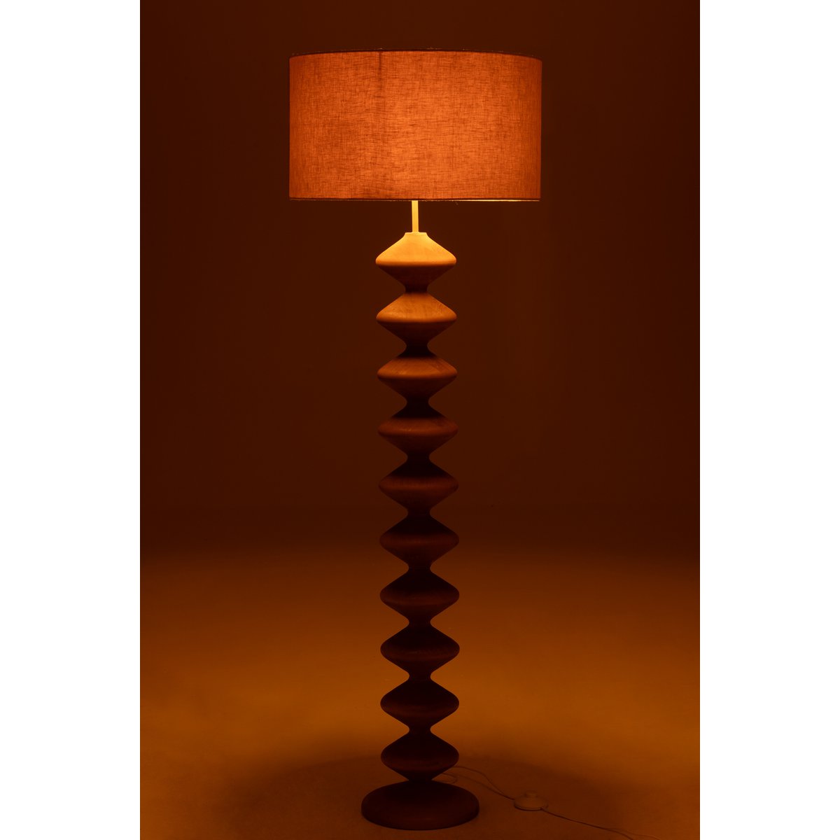 Lampadaire J-Line dans un salon moderne, ambiance chaleureuse