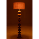 Lampadaire J-Line dans un salon moderne, ambiance chaleureuse