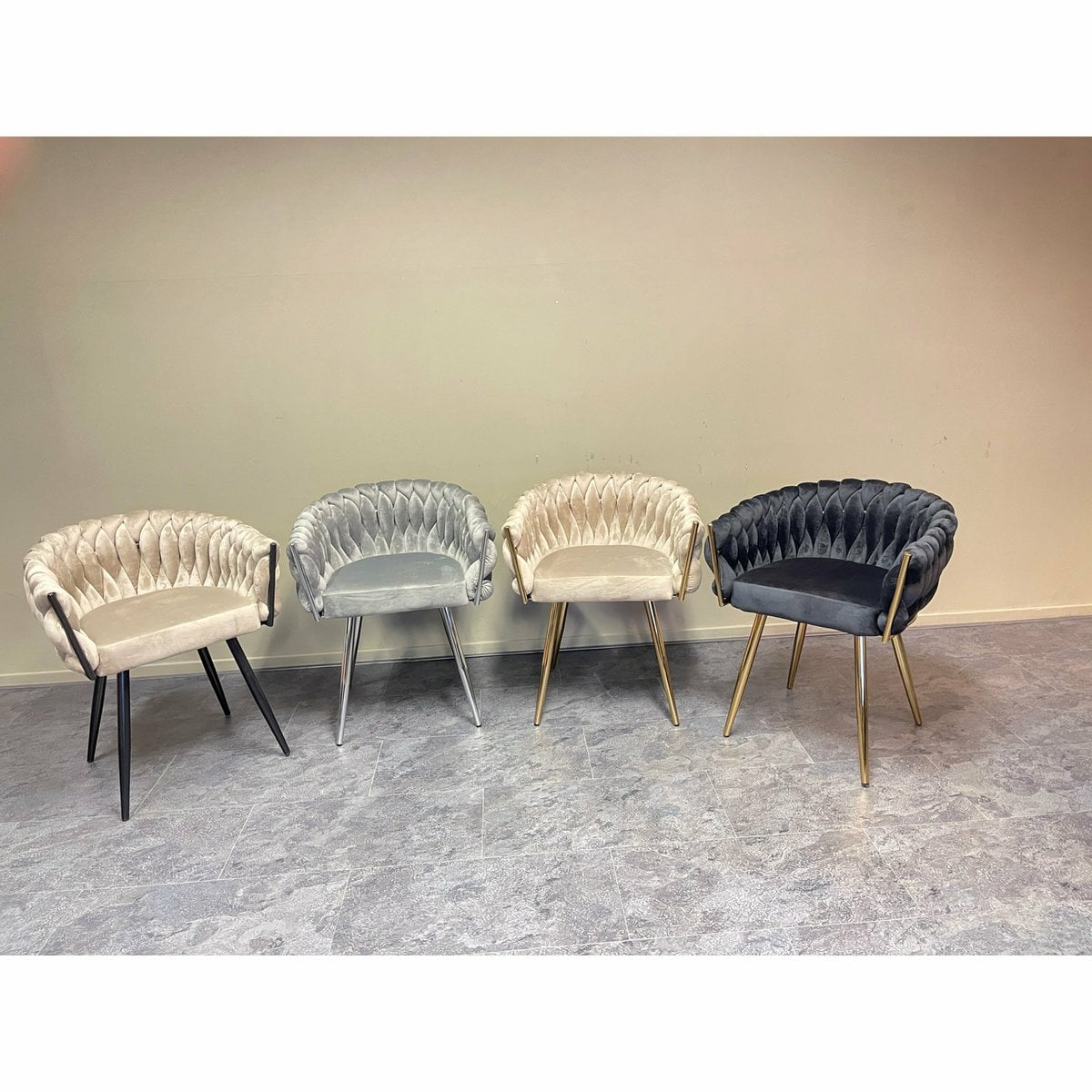 Chaise Eva en velours gris dans un intérieur moderne