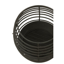 Brasero J-Line Round Rinds en fer noir, design moderne et élégant.