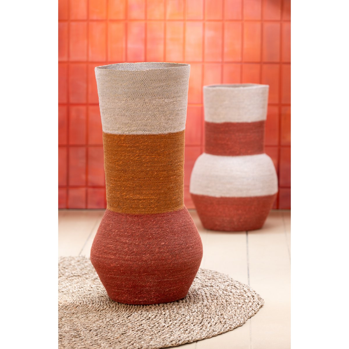 Vue latérale du vase J-Stripes en rotin, design élégant et coloré