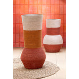 Vue latérale du vase J-Stripes en rotin, design élégant et coloré